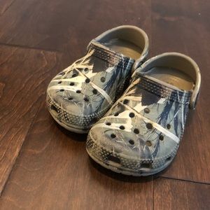 Little boys size 7 camo crocs